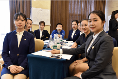 禮儀鑄就卓越服務(wù) 薩維爾國(guó)際商學(xué)院攜手財(cái)信酒店打造酒店服務(wù)禮儀內(nèi)訓(xùn)課堂風(fēng)采
